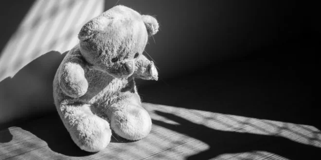 Violência sexual na Inglaterra: mulher abusava sexualmente e drogava a própria irmã de 13 anos