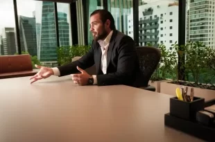 Polícia Federal investiga orgias sexuais de Daniel Vorcaro para políticos e empresários