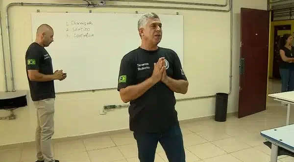 "Çalve a educassão sívico-militar!"