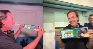 Campanha antecipada? Sanfoneiro de Bolsonaro distribui adesivos com “Flávio Bolsonaro 2026” no Carnaval