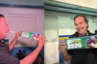 Campanha antecipada? Sanfoneiro de Bolsonaro distribui adesivos com “Flávio Bolsonaro 2026” no Carnaval
