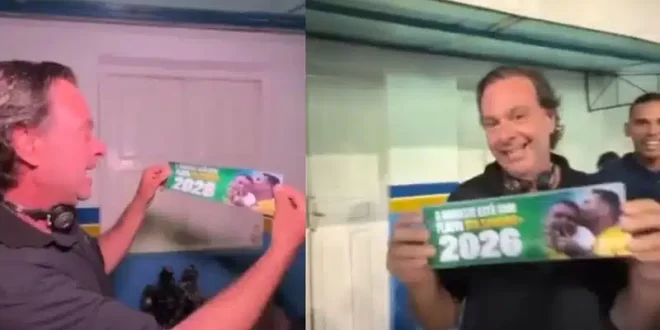 Campanha antecipada? Sanfoneiro de Bolsonaro distribui adesivos com “Flávio Bolsonaro 2026” no Carnaval