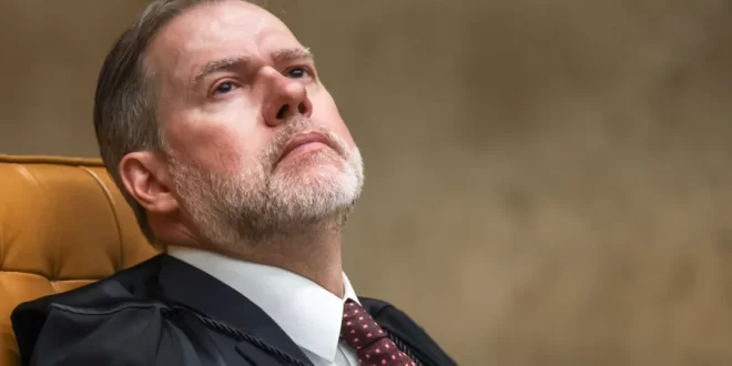 Assessor de Toffoli é colunista de site que publicou diálogos de ministros do STF sobre o Master