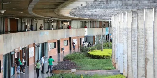 “Patrulha ideológica” à educação pública é a nova forma de ataque da extrema direita, afirma pesquisador