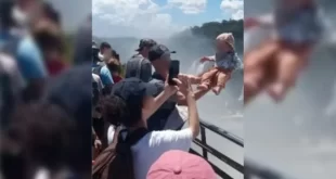 Irresponsabilidade: Turista ergue bebê para tirar foto nas Cataratas do Iguaçu