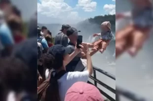 Irresponsabilidade: Turista ergue bebê para tirar foto nas Cataratas do Iguaçu