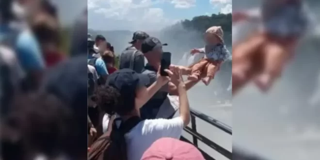 Irresponsabilidade: Turista ergue bebê para tirar foto nas Cataratas do Iguaçu
