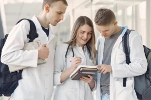 Superioridade das universidades públicas: alunos das privadas se saem pior em 94% das questões do Enamed