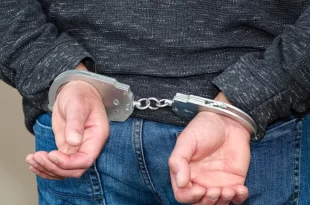 Mundo cão: pai suspeito de estuprar 2 filhas crianças na frente do filho é preso no PR
