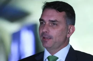 Tá explicado: 55 aliados de Flávio Bolsonaro pagaram anúncios contra Lula após desfile