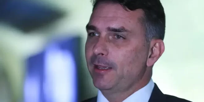Tá explicado: 55 aliados de Flávio Bolsonaro pagaram anúncios contra Lula após desfile