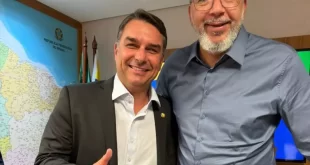 Flávio Bolsonaro escolhe para o Senado prefeito que nomeou condenados por milícia no RJ