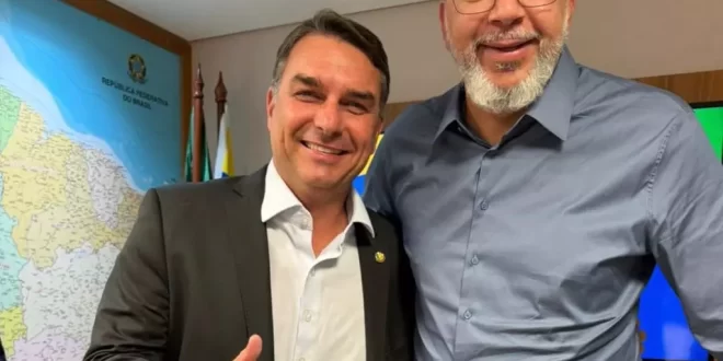 Flávio Bolsonaro escolhe para o Senado prefeito que nomeou condenados por milícia no RJ