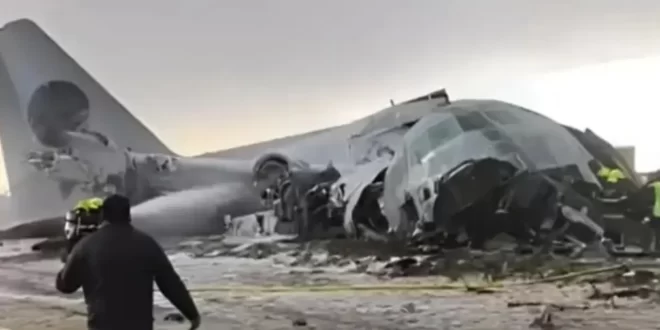 Avião militar com dinheiro cai na Bolívia, mata 15 e deixa 30 feridos