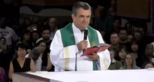 Durante missa em Aparecida, padre critica Nikolas, marcha “pelo poder” e cristãos que defendem armas