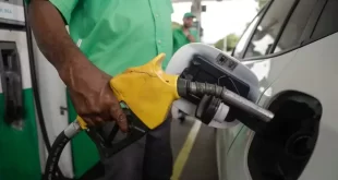 No governo Lula o preço da gasolina caiu 16% nas refinarias, mas postos cobram 37% a mais