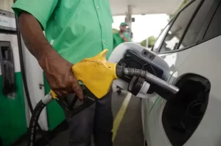 No governo Lula o preço da gasolina caiu 16% nas refinarias, mas postos cobram 37% a mais