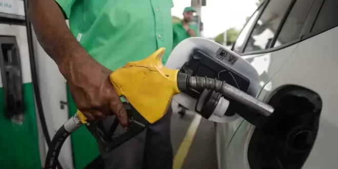 No governo Lula o preço da gasolina caiu 16% nas refinarias, mas postos cobram 37% a mais