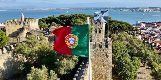 A direita que ajuda a derrotar o fascismo, não aqui, mas em Portugal