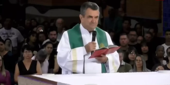 Durante missa em Aparecida, padre critica Nikolas, marcha “pelo poder” e cristãos que defendem armas