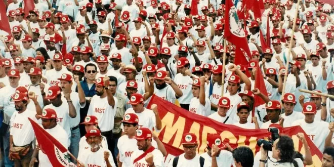 Raí, Chico Pinheiro e ministra de Lula desfilam em escola que homenageia o MST