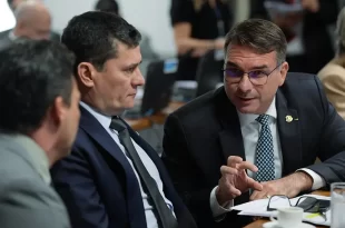 Como um trator: Moro vira moeda de troca em chantagem de Flávio Bolsonaro contra Ratinho Jr