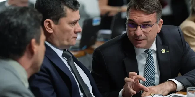 Como um trator: Moro vira moeda de troca em chantagem de Flávio Bolsonaro contra Ratinho Jr