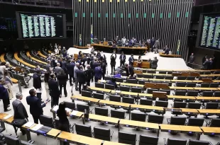 Correto! São concessões públicas: projeto quer obrigar rádios e TVs a exibir campanhas contra bullying