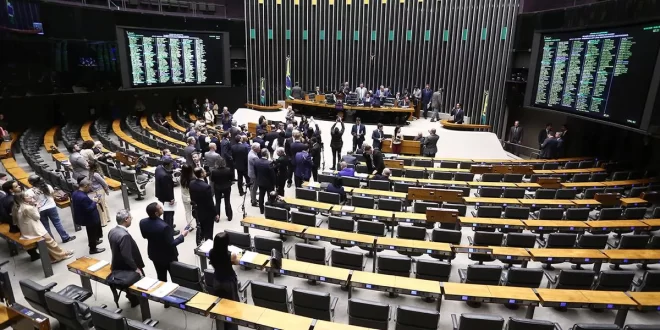 Correto! São concessões públicas: projeto quer obrigar rádios e TVs a exibir campanhas contra bullying