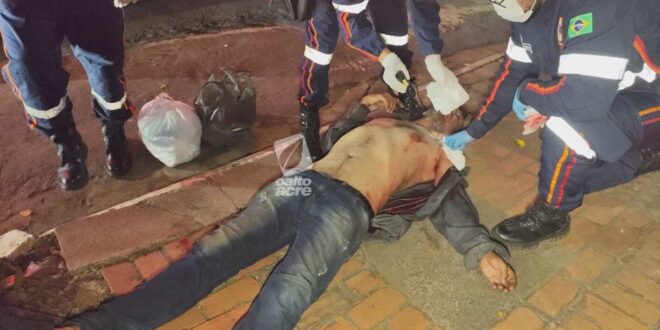 Violência em Rio Branco: dependente químico é esfaqueado durante discussão em casa abandonada