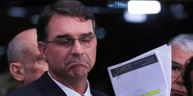 O esforço para esconder os crimes e os podres da família Bolsonaro