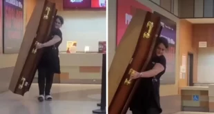 Mulher usa caixão para aproveitar oferta de pipoca em cinema