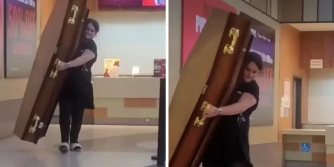 Mulher usa caixão para aproveitar oferta de pipoca em cinema