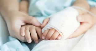 Mãe é presa após exame detectar cocaína na urina de filha de três anos