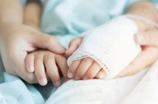 Mãe é presa após exame detectar cocaína na urina de filha de três anos