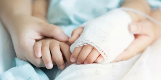 Mãe é presa após exame detectar cocaína na urina de filha de três anos