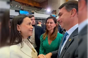 Flávio Bolsonaro quer transformar o Brasil em Venezuela: pré-candidato diz que María Corina é grande inspiração”