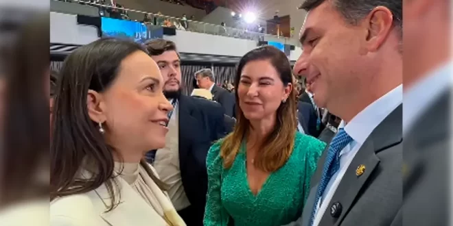 Flávio Bolsonaro quer transformar o Brasil em Venezuela: pré-candidato diz que María Corina é grande inspiração”