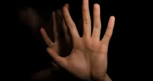 Promessas de trabalho no exterior: mulher é mantida em cativeiro e abusada por pai e filho