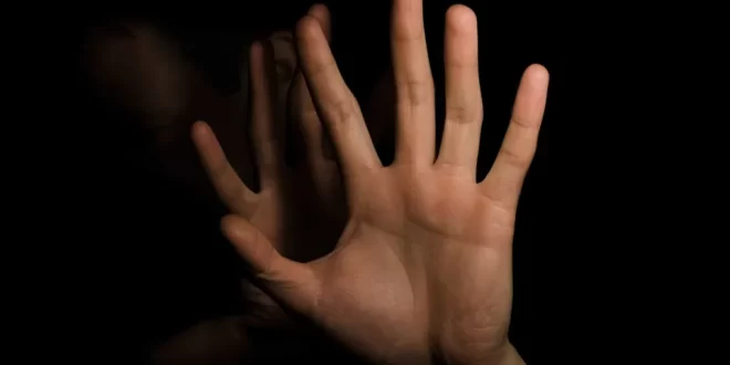 Promessas de trabalho no exterior: mulher é mantida em cativeiro e abusada por pai e filho