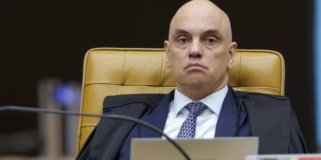 Mudou tudo: Após manifestação do Itamaraty, Xandão nega visita de assessor de Trump a Bolsonaro na Papudinha