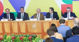 Lula anuncia ações para conter alta dos combustíveis