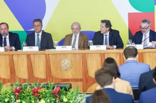 Lula anuncia ações para conter alta dos combustíveis