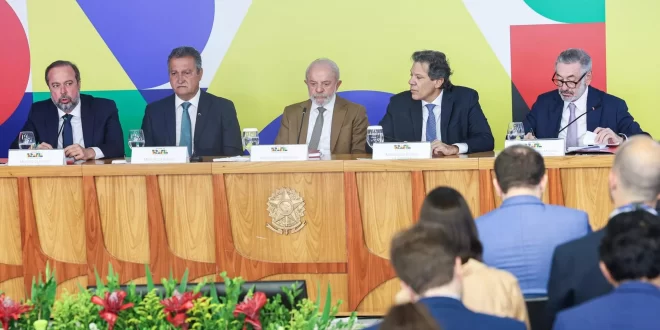 Lula anuncia ações para conter alta dos combustíveis