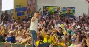 Preocupação zero com o pai: Flávio pula e dança em palanque enquanto Bolsonaro segue internado na UTI