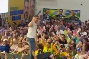 Preocupação zero com o pai: Flávio pula e dança em palanque enquanto Bolsonaro segue internado na UTI