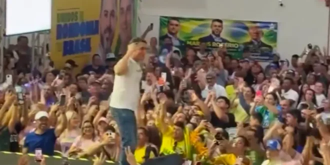 Preocupação zero com o pai: Flávio pula e dança em palanque enquanto Bolsonaro segue internado na UTI