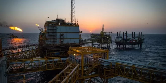 Consequência da guerra: preço do petróleo dispara e atinge maior valor em 8 meses após ataques ao Irã