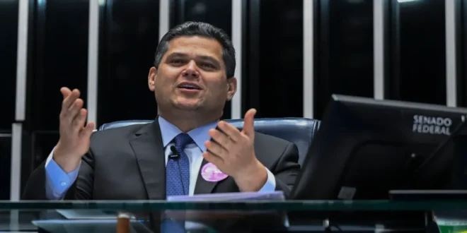 Cara de pau: Alcolumbre pede e libera R$ 379 milhões em emendas pra ele mesmo