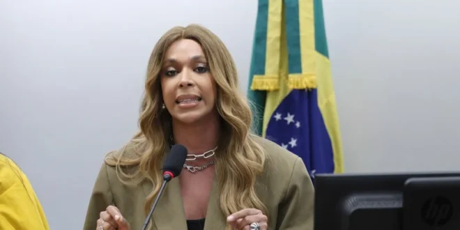 Culpando a vítima: Novo aciona Conselho de Ética contra Erika Hilton após "caso Ratinho"